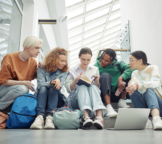 Étudiants en train de consulter le guide des aides étudiantes