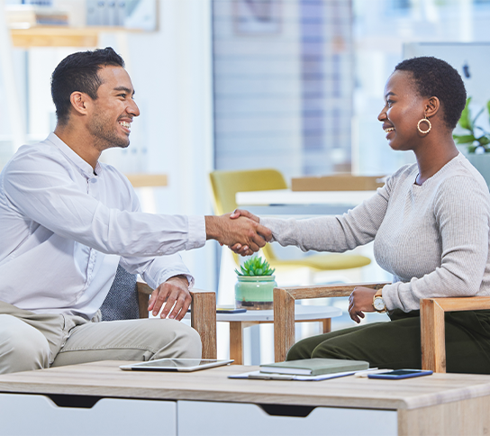 Étudiants en TP REM échangeant une poignée de main.