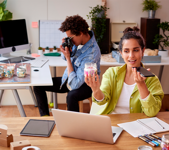 Deux étudiants en Bachelor RMCAN au sein de leur entreprise.